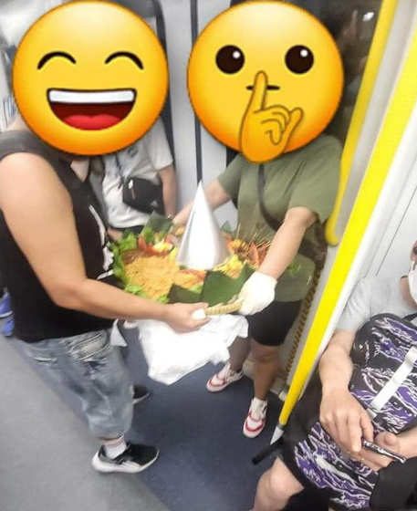 近日瘋傳多張外賣員乘搭港鐵運送一大盤串燒派對食物,但竟沒用蓋或保鮮紙包裹,任由食物一直在空氣中曝露。(網上圖片)