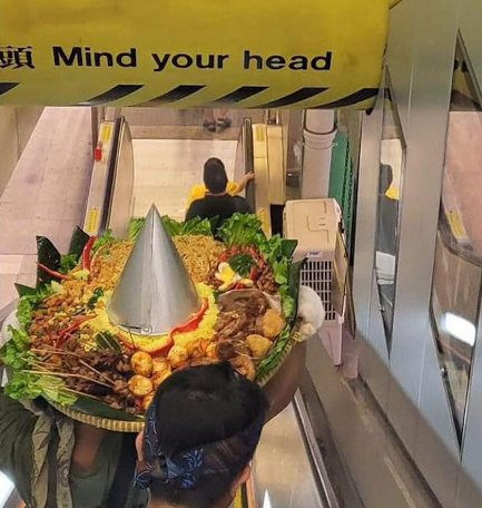 近日瘋傳多張外賣員乘搭港鐵運送一大盤串燒派對食物,但竟沒用蓋或保鮮紙包裹,任由食物一直在空氣中曝露。(網上圖片)