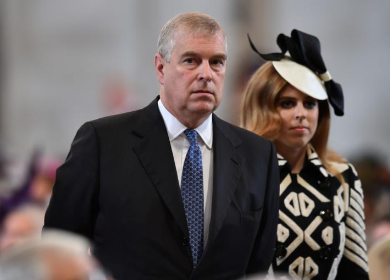 英國王室|碧翠絲公主2016年的這身打扮被指似「白兵」。(互聯網)