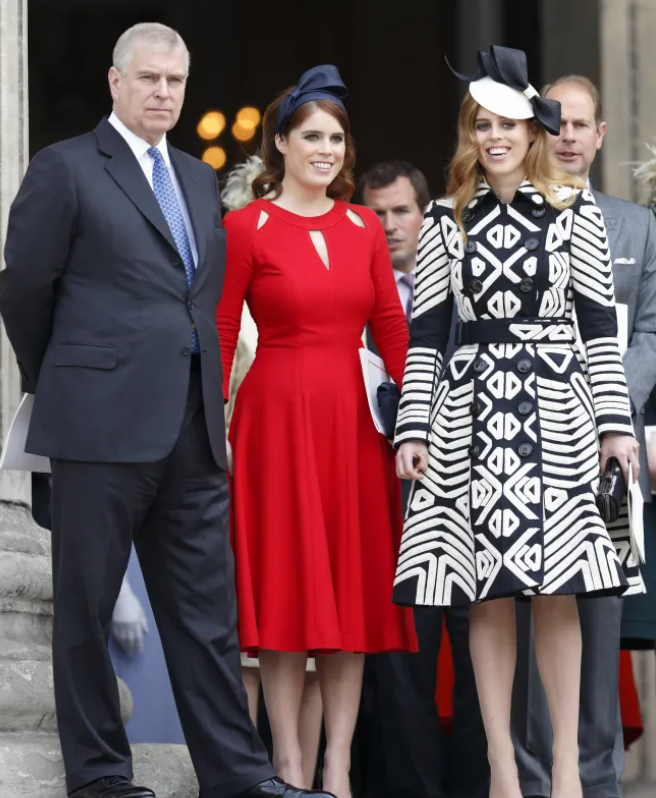 英國王室|碧翠絲公主2016年的這身打扮被指似「白兵」。(互聯網)