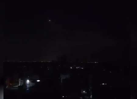 以軍公開片段,聲稱擊中醫院的火箭是從加沙射出。(互聯網)