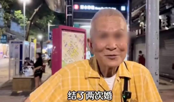 除了74歲仍月入$13,000令人感到勵志,他又公開自己現時與太太及女兒住在 350 呎的公屋,月租約 HK$2,700。(圖片來源:抖音)