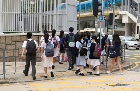 早前,一位教育博主分享自己的所見所聞,直指自己早前與一位內地母親聊天時,得知她的一對子女明明在香港一所名校內讀書,兩名子女分別讀到六年級和四年級,亦收到香港新加坡國際學校的offer,本應前途一片光明。(圖片來源:小紅書)