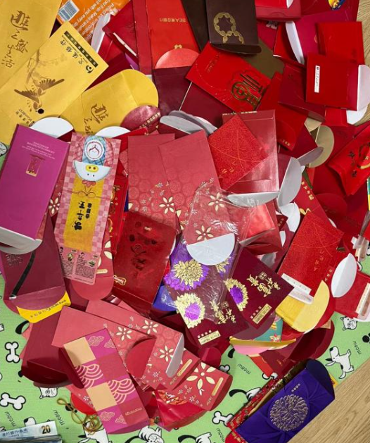 惟她卻表示她的媽媽日前突然將所有利是原封不動地歸還,令她不禁驚喜高呼「這個世界原來真的有這種媽媽」!(圖片來源:小紅書)