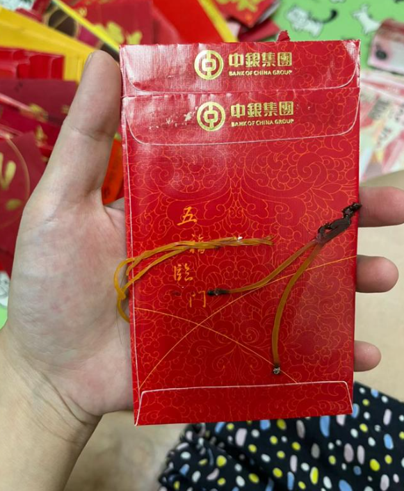 在事主分享的照片中,可見目測最少有幾百封利是,全部由她的媽媽用橡筋一疊疊捆住,有些橡筋甚至已氧化斷裂,而部分利是封亦見陳舊痕跡。(圖片來源:小紅書)