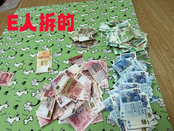 事主表示「邊拆我自己都在笑」,又揚言十分感激媽媽幫她將多年的利是錢儲起,而且真的遵守承諾地將利是全數歸還,令她感動不已,「原來我們每一個人都被媽媽用不一樣的方式愛著」。(圖片來源:小紅書)