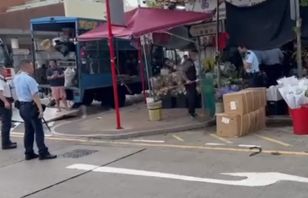 警員包圍花店。(影片截圖)