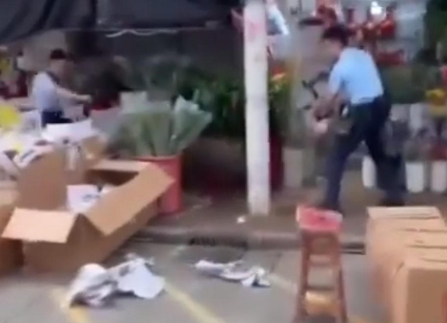 野豬走出花店後再往另一間花店走。(影片截圖)