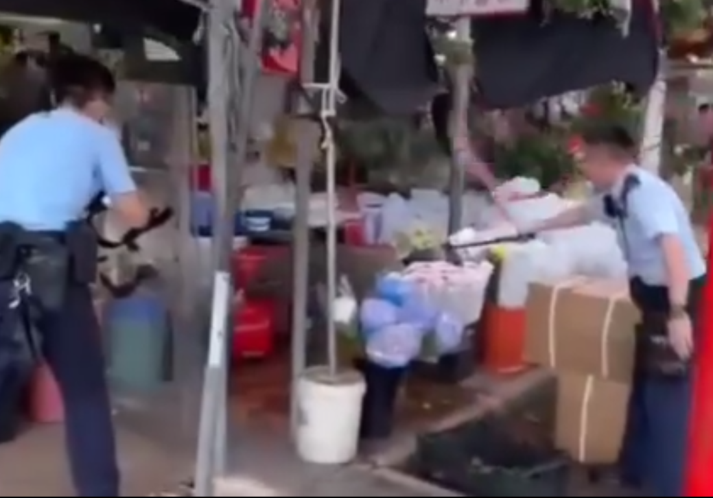 警員用盾牌阻擋野豬。(影片截圖)