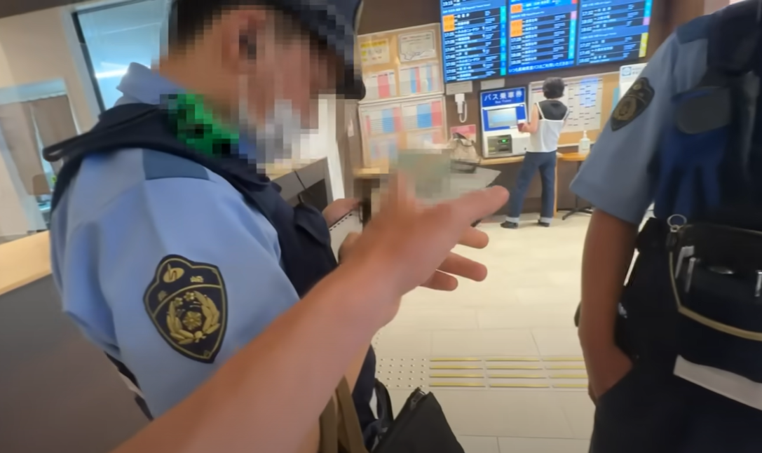 Fidias在長崎已經因為車資不足被扣留。(影片截圖)