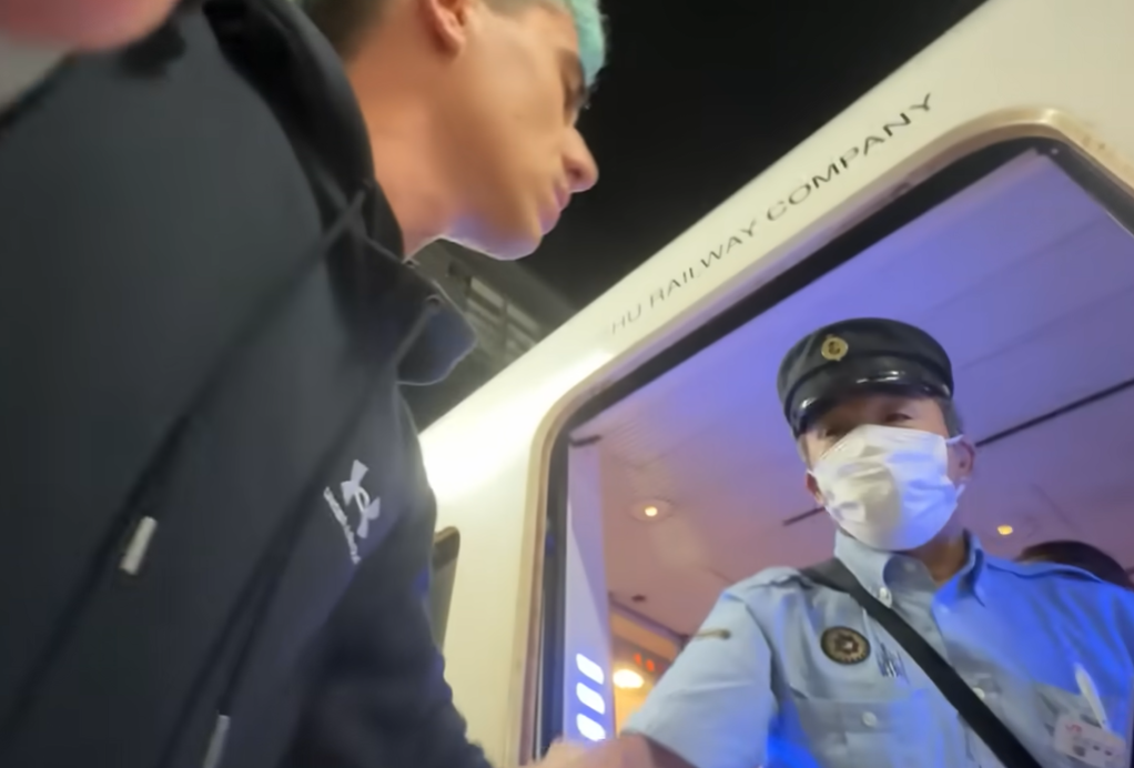 列車職員一度將其捉住。(影片截圖)