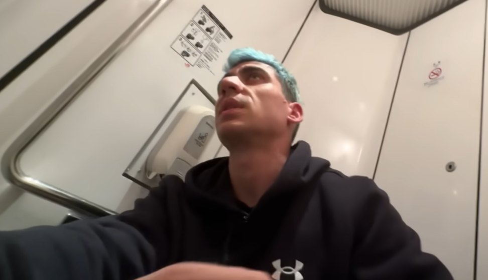 Fidias將自己鎖在廁所避開檢票。(影片截圖)