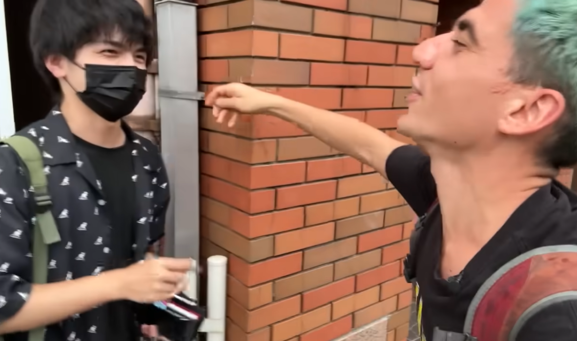 Fidias向路人索取路費。(影片截圖)