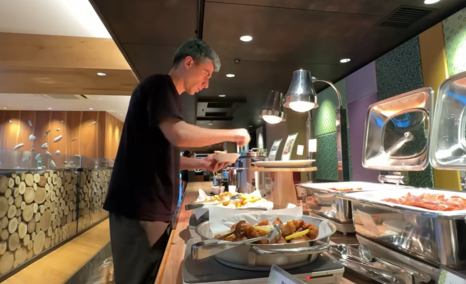 Fidias假裝酒店住客進入酒店偷食。(影片截圖)