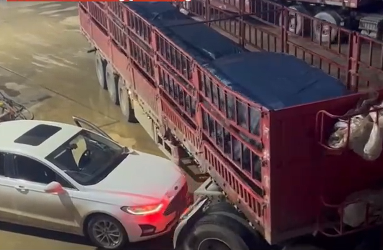 湖北省陽新縣一名貨車司機與一名私家車司機發生爭執後,無視對方爬上貨車擋風玻璃繼續踩油前進,經過百多公里車程,終於在江西省停車讓對方落地,直至數天後才主動投案。(影片截圖)