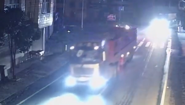 湖北省陽新縣一名貨車司機與一名私家車司機發生爭執後,無視對方爬上貨車擋風玻璃繼續踩油前進,經過百多公里車程,終於在江西省停車讓對方落地,直至數天後才主動投案。(影片截圖)