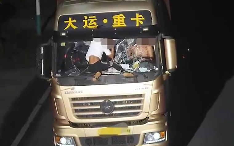 湖北省陽新縣一名貨車司機與一名私家車司機發生爭執後,無視對方爬上貨車擋風玻璃繼續踩油前進,經過百多公里車程,終於在江西省停車讓對方落地,直至數天後才主動投案。(影片截圖)
