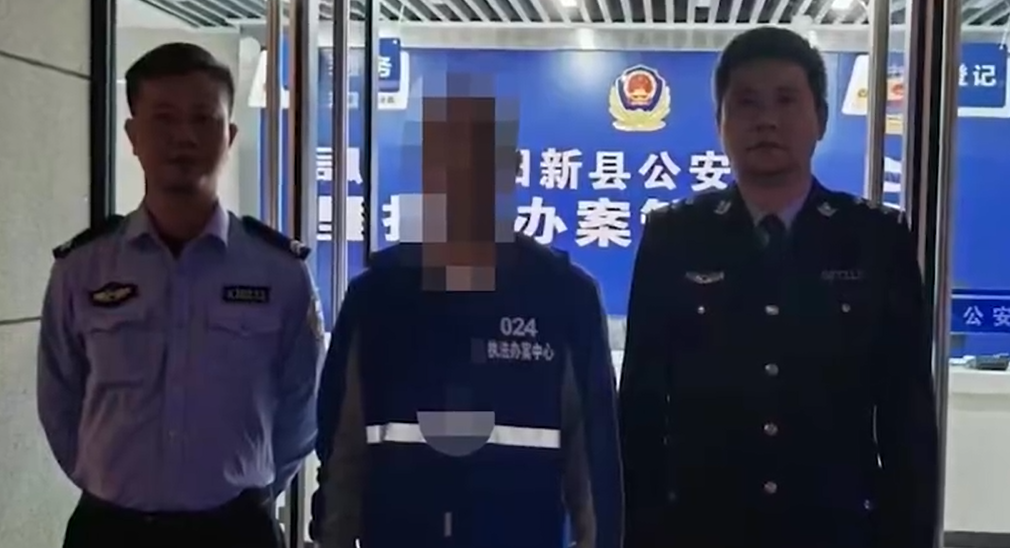 湖北省陽新縣一名貨車司機與一名私家車司機發生爭執後,無視對方爬上貨車擋風玻璃繼續踩油前進,經過百多公里車程,終於在江西省停車讓對方落地,直至數天後才主動投案。(影片截圖)