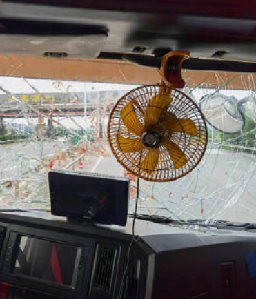 湖北省陽新縣一名貨車司機與一名私家車司機發生爭執後,無視對方爬上貨車擋風玻璃繼續踩油前進,經過百多公里車程,終於在江西省停車讓對方落地,直至數天後才主動投案。(影片截圖)