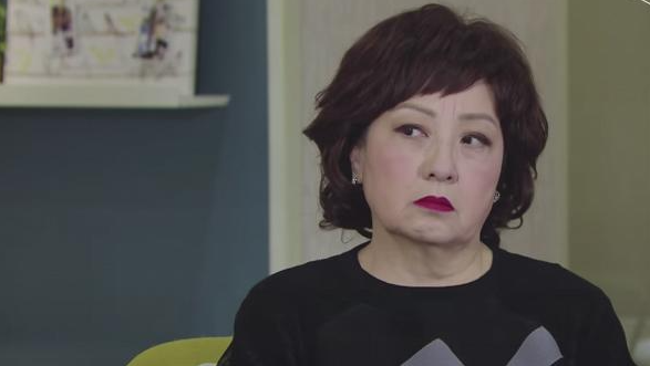 事主的詢問與囡囡拒絕讓座的行為令到一旁的香港老婦極度不滿,直指光是不肯讓座的行為,已可以知道兩母女「肯定是內地人」。(圖片來源:TVB《BB來了》劇照)