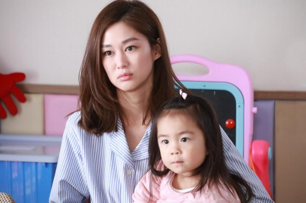 事主表示自己日前在帶同囡囡到金鐘行街後,晚上選擇乘搭東鐵回家,她憶述當時囡囡坐在關愛座上,而旁邊則有老婦和同行女子分別坐在關愛座和普通座位。(圖片來源:TVB《寶寶大過天》劇照)