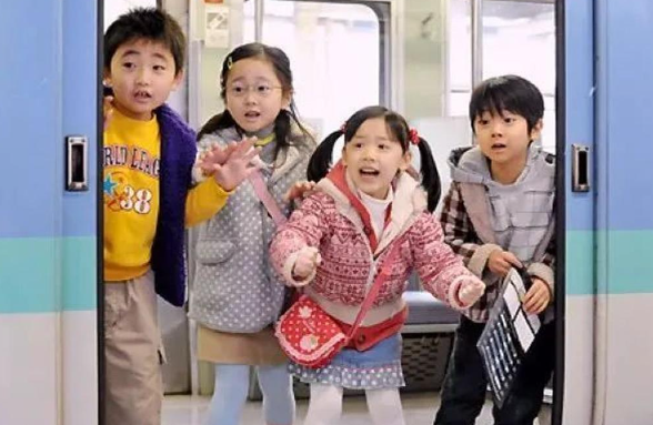 事主最後亦指該名老婦除了同行的女子外,原來尚有一位男子陪同,在對方人多勢眾之下,孤身一人湊著囡囡的事主慶幸自己當時沒有出聲反駁。(圖片來源:NTV《再見了,我們的幼兒園》劇照)