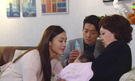 惟因為香港的社會大環境,以及養育孩子需要大筆金錢,因而大部分年輕夫婦均未有生小朋友的打算。(圖片來源:TVB《BB來了》劇照)