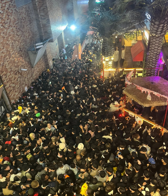 梨泰院去年萬聖節慶祝活動有超過10萬人聚集,期間在斜坡窄巷有人跌倒引發骨牌效應,釀成人踩人慘劇,致158人死亡。(資料圖片)