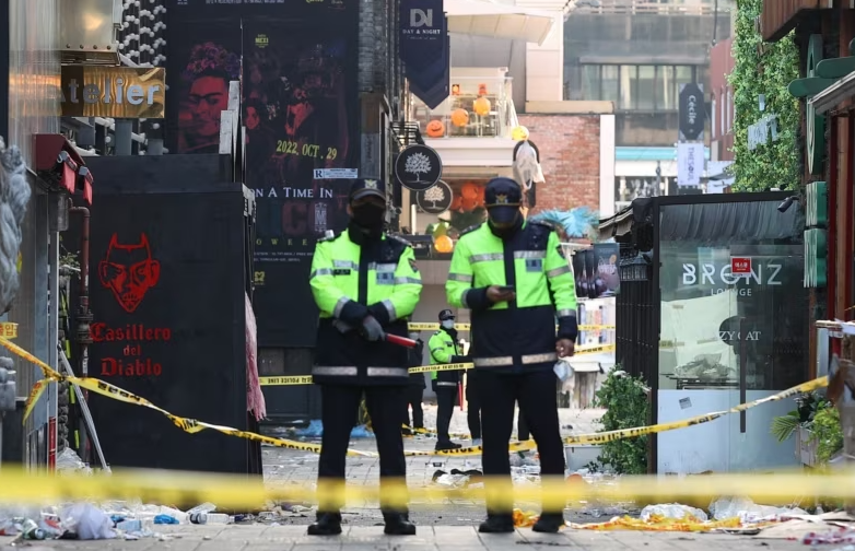 梨泰院去年萬聖節慶祝活動有超過10萬人聚集,期間在斜坡窄巷有人跌倒引發骨牌效應,釀成人踩人慘劇,致158人死亡。(資料圖片)