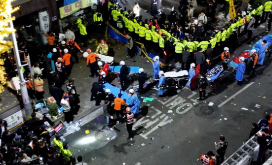 梨泰院去年萬聖節慶祝活動有超過10萬人聚集,期間在斜坡窄巷有人跌倒引發骨牌效應,釀成人踩人慘劇,致158人死亡。(資料圖片)