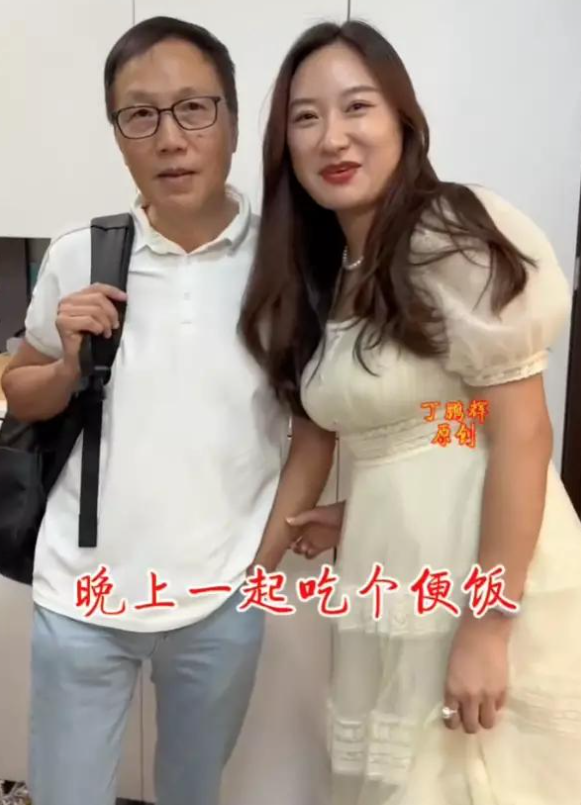 她表示丈夫為其聘請了兩名外傭,因此自己的生活尚算輕鬆。(圖片來源:抖音)