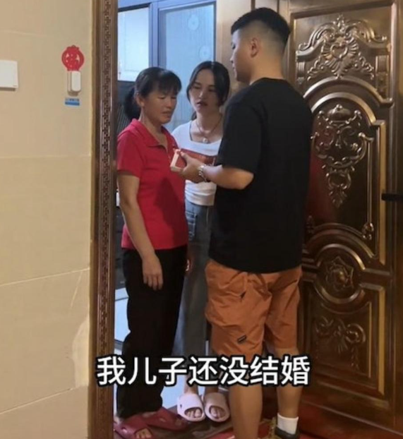 眼見未來女婿帶上門的禮金僅得10萬元,未來岳母不但未有掩飾自己的嫌棄目光。(圖片來源:抖音)