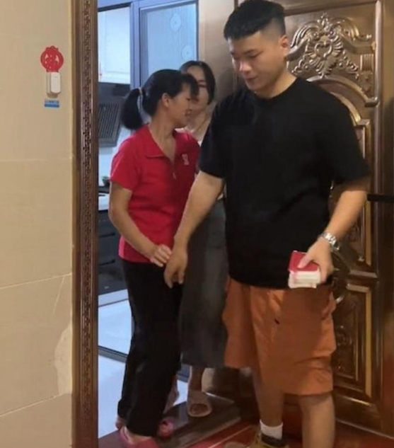 男生「好不容易湊夠了,馬上來到她家」,惟未來岳母卻忽然坐地起價,改口稱10萬禮金不夠,現時要收夠20萬。(圖片來源:抖音)