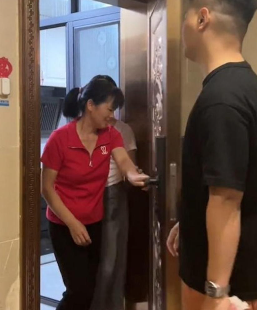 未來岳母揚言「我兒子還未結婚,你考慮好再來」,說完後就將男生推出門外及大力關上大門,徒留男生一人在門外。(圖片來源:抖音)