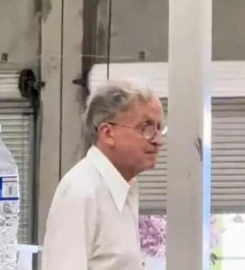 據悉,美國加州一名高齡70幾歲的老伯「John」在當地一間工廠整整工作了42年,雖然他作為公司資歷最深的員工,卻領著最低的薪金,但他一直未有抱怨,更是堅定地緊守自己的工作崗位,從來都未有缺席過,令公司所有員工和一眾得悉他故事的網民均感到十分感動。(圖片來源:X@HotSpotHotSpot)