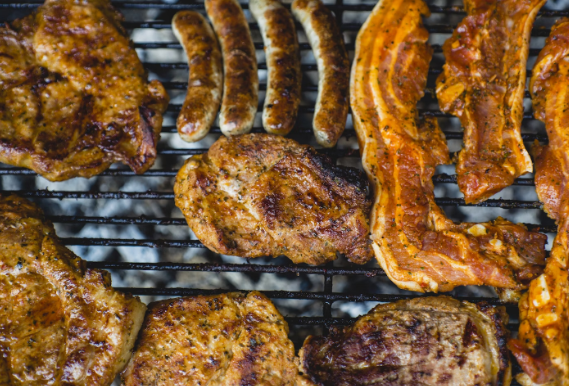 反而僅獲得公司所贈的2份「大禮」,包括一份烤肉和一張毫無用處的證書。(圖片來源:Unsplash@Markus Spiske)