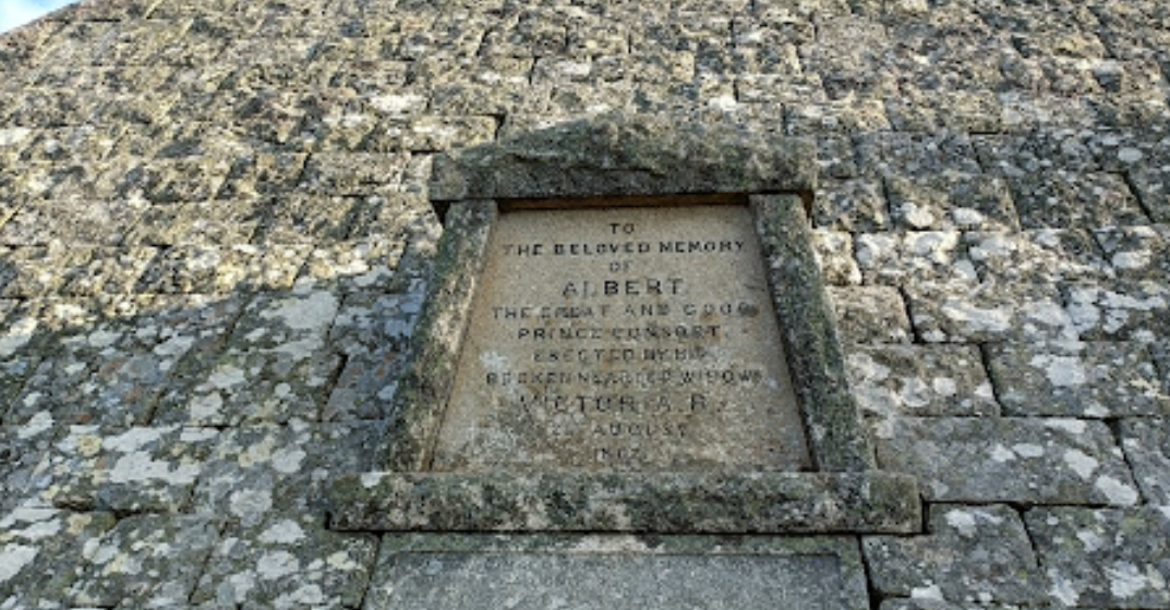 「阿爾伯特親王石塚」(Prince Albert's Cairn)其實是當地名勝。(互聯網)