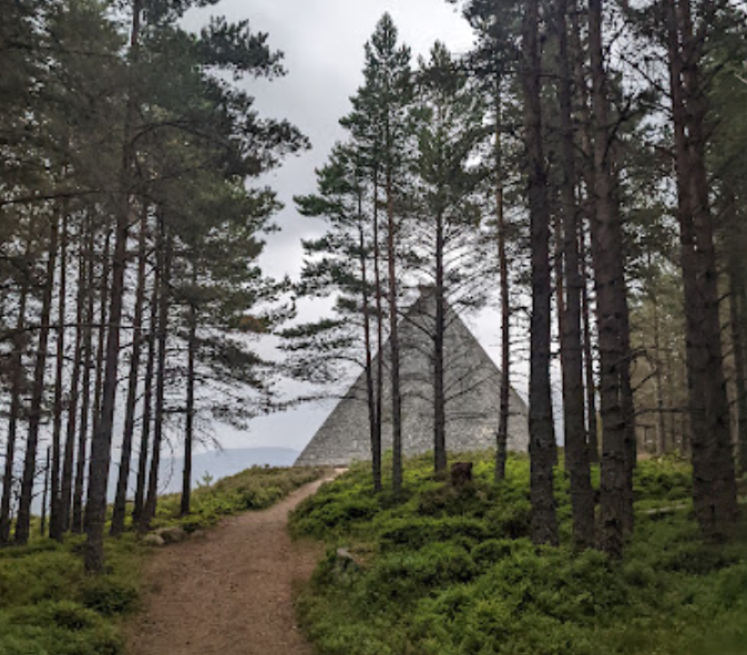 「阿爾伯特親王石塚」(Prince Albert's Cairn)其實是當地名勝。(互聯網)