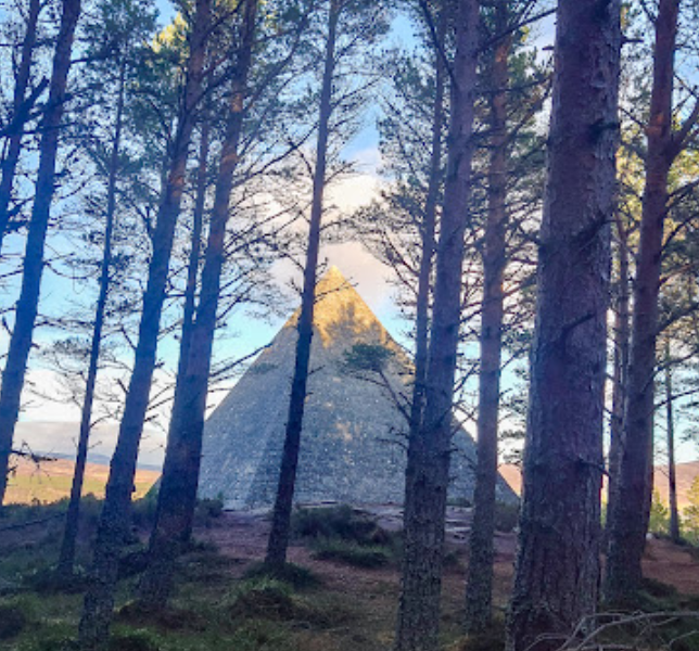 「阿爾伯特親王石塚」(Prince Albert's Cairn)其實是當地名勝。(互聯網)