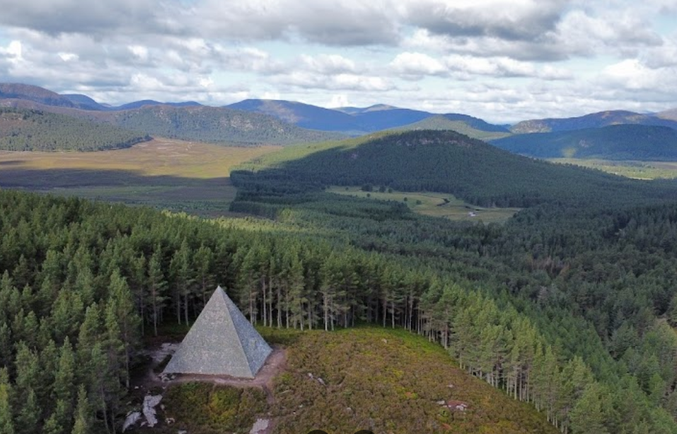 「阿爾伯特親王石塚」(Prince Albert's Cairn)其實是當地名勝。(互聯網)