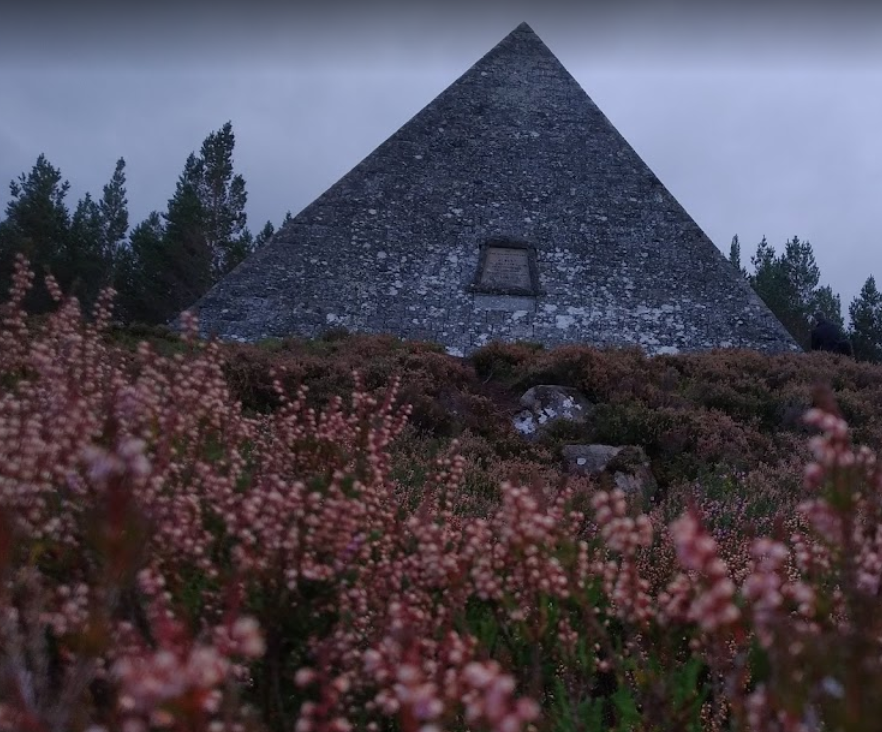 「阿爾伯特親王石塚」(Prince Albert's Cairn)其實是當地名勝。(互聯網)