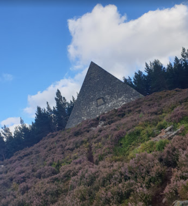 「阿爾伯特親王石塚」(Prince Albert's Cairn)其實是當地名勝。(互聯網)