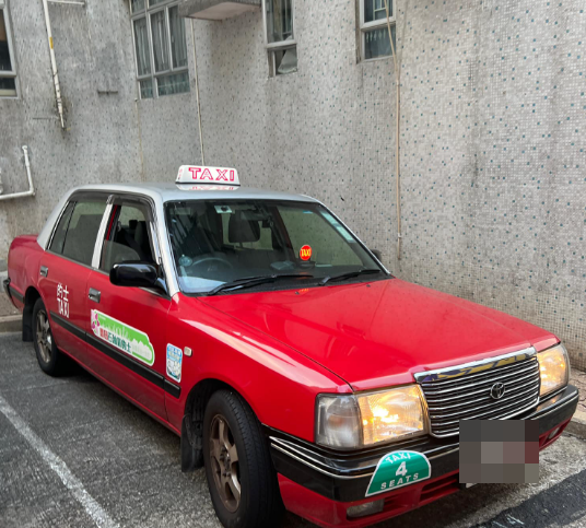 一輛校巴在黃大仙翠竹花園停泊接學童上學期間,一名的士司機欲駛離泊位,響咹要求擋路的校巴讓開,卻惹起校巴司機不滿,並在學童及家長面前粗口橫飛。