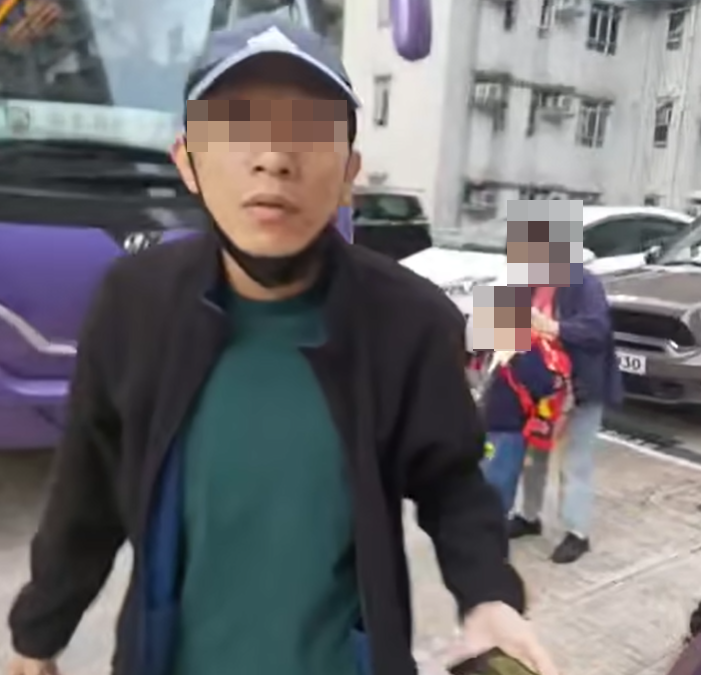 一輛校巴在黃大仙翠竹花園停泊接學童上學期間,一名的士司機欲駛離泊位,響咹要求擋路的校巴讓開,卻惹起校巴司機不滿,並在學童及家長面前粗口橫飛。