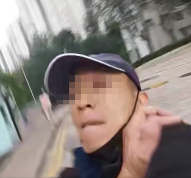 校巴司機不斷爆粗,更多次上前揮拳作勢襲擊,有家長見上前勸阻。