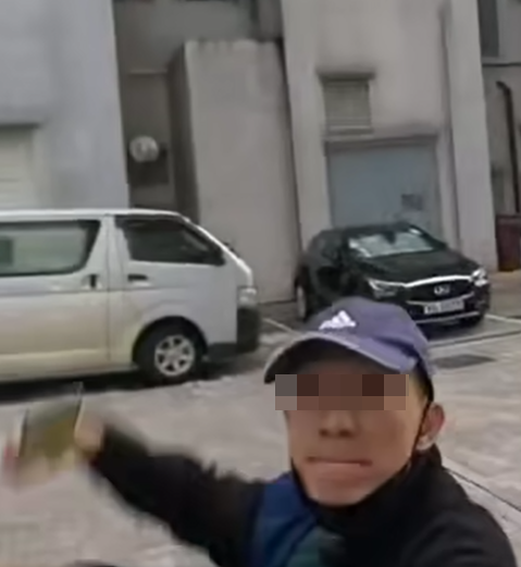 校巴司機不斷爆粗,更多次上前揮拳作勢襲擊,有家長見上前勸阻。