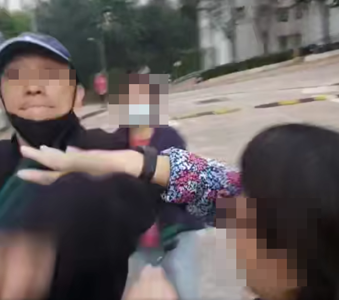 校巴司機不斷爆粗,更多次上前揮拳作勢襲擊,有家長見上前勸阻。