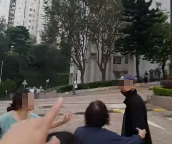 有家長見校巴未開車勸的士司機息事寧人,讓校巴離開,「嚇親啲小朋友呀」、「啲小朋友要返學遲到喇」、「你報警唔緊要,但佢要返學呀」。不過的士司機堅持等警方到場。