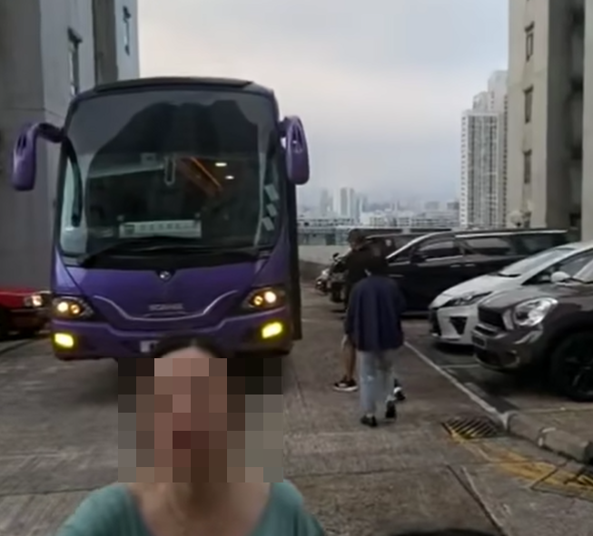 有家長見校巴未開車勸的士司機息事寧人,讓校巴離開,「嚇親啲小朋友呀」、「啲小朋友要返學遲到喇」、「你報警唔緊要,但佢要返學呀」。不過的士司機堅持等警方到場。