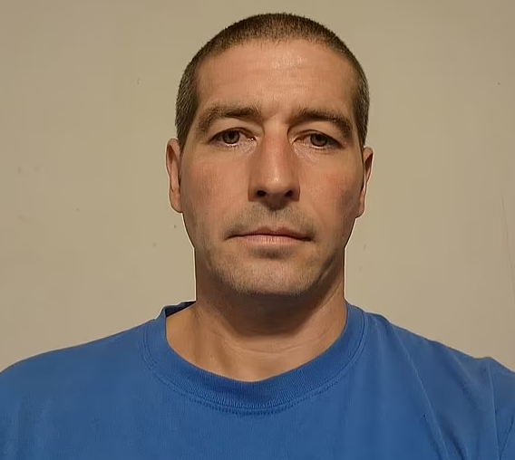 槍手Robert Card。